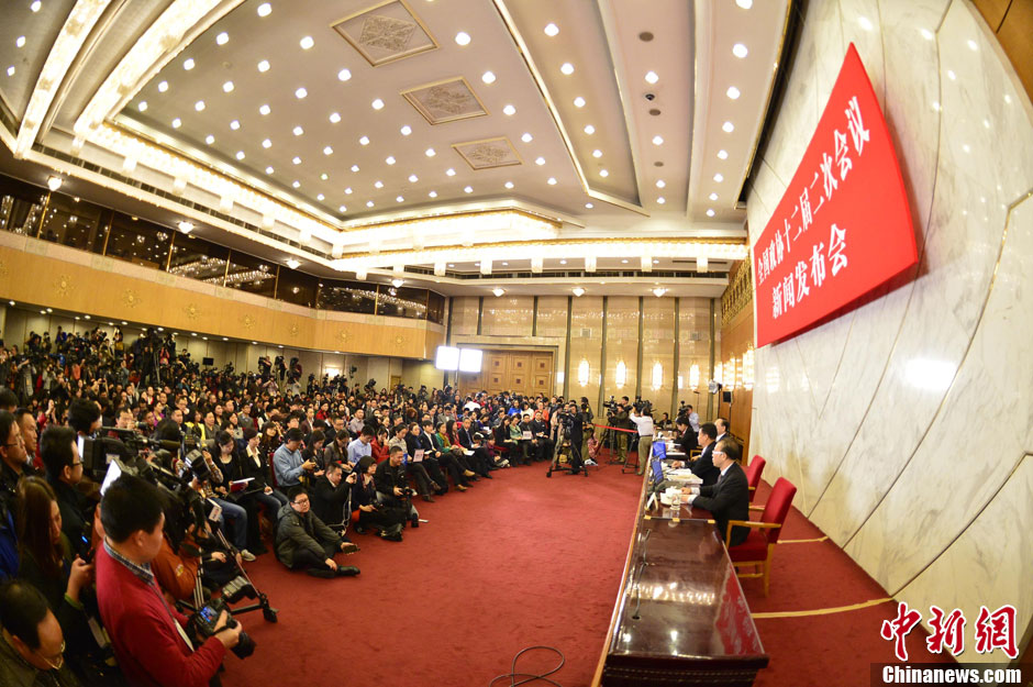 2014兩會首場發(fā)布會記者表情：“拍照神器”