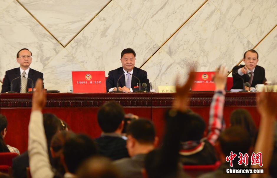 2014兩會首場發布會記者表情：“拍照神器”