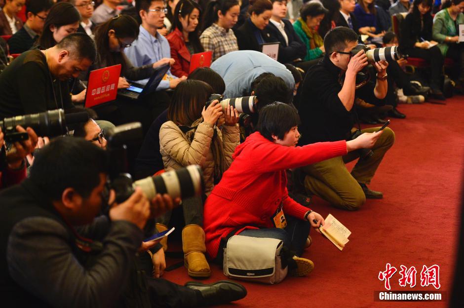 2014兩會首場發布會記者表情：“拍照神器”