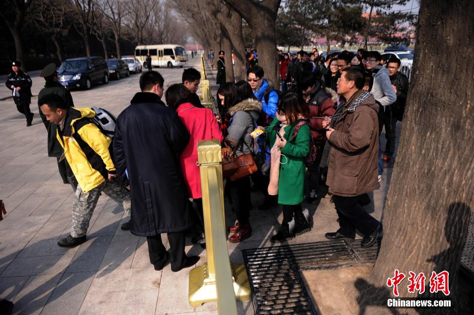 2014兩會首場發布會記者表情：“拍照神器”