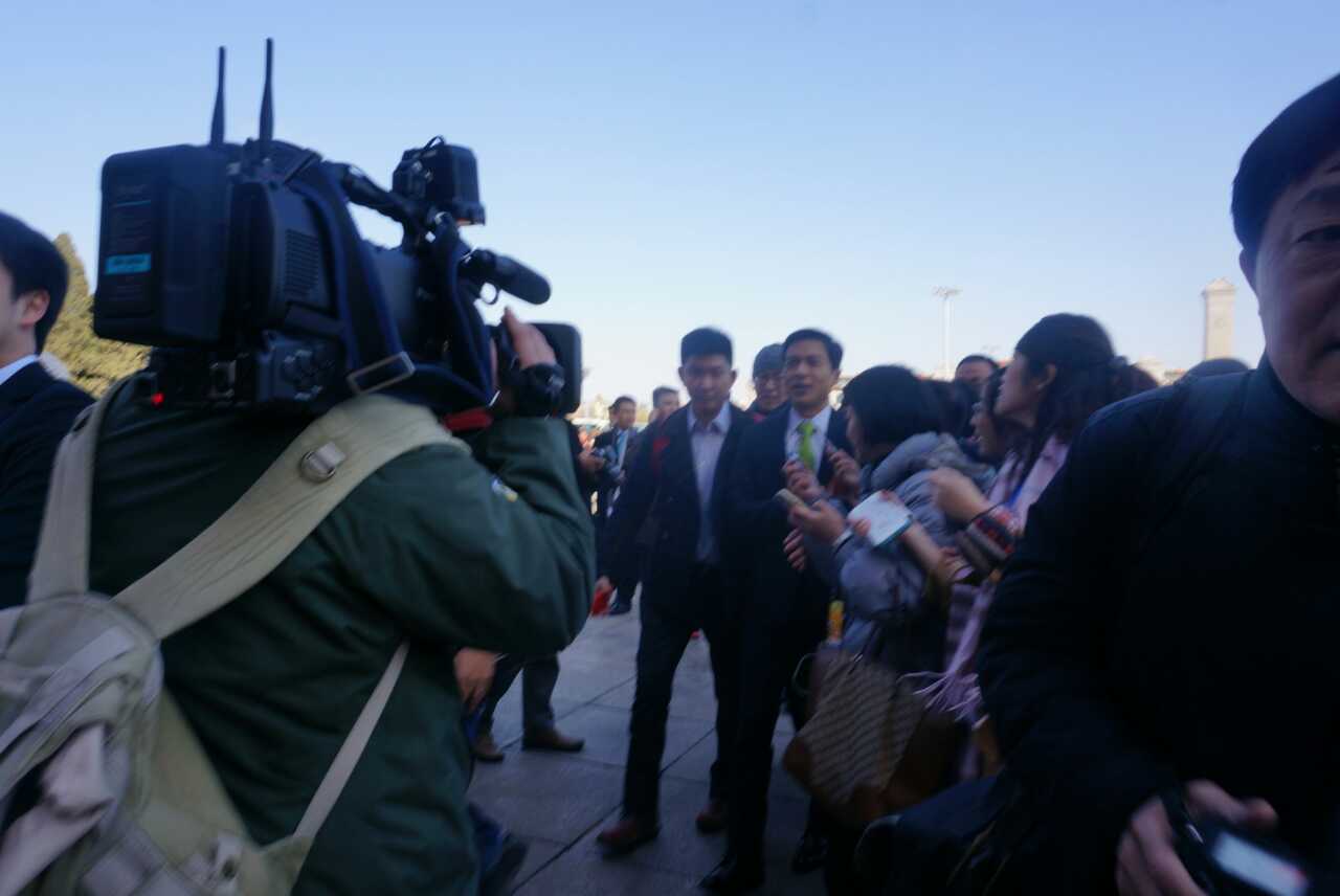 2015政協(xié)會(huì)議開(kāi)幕：明星委員遭媒體圍堵