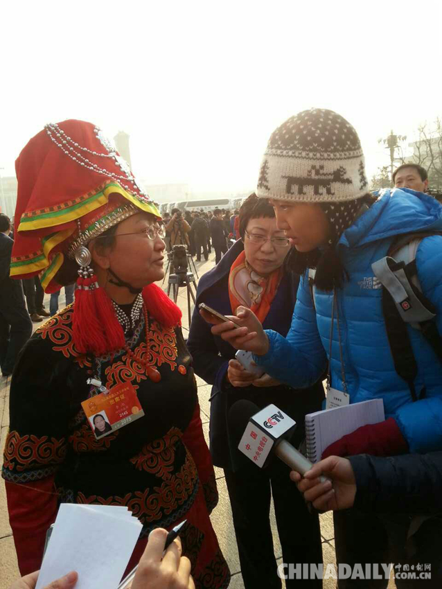 代表身著民族服裝出席人大開(kāi)幕會(huì)