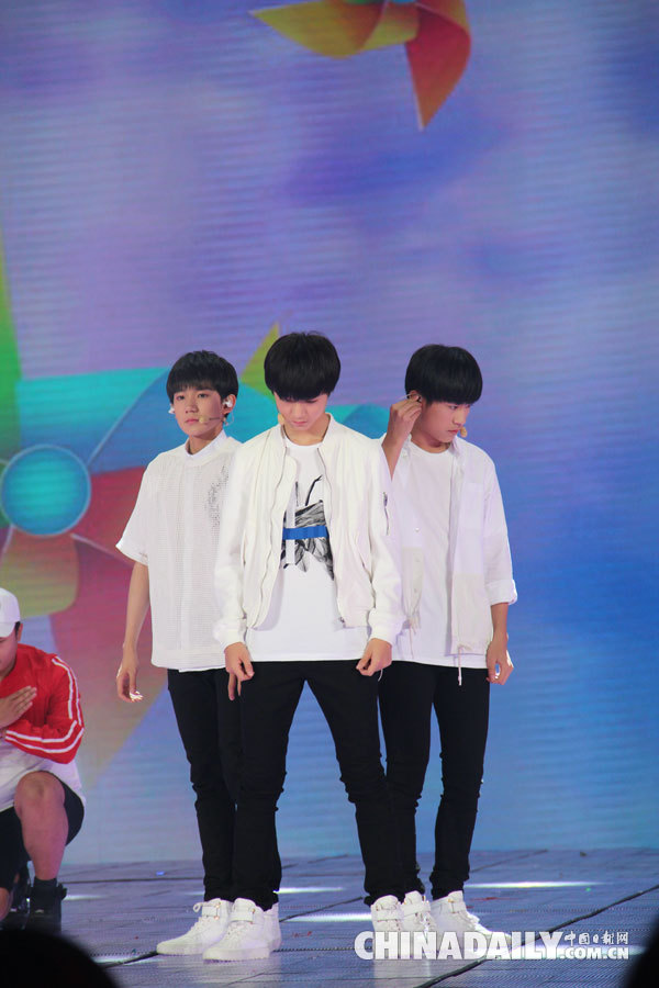 TFBOYS參加央視六一晚會錄制 并為中國日報35周年獻祝福