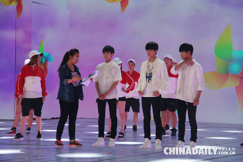 TFBOYS參加央視六一晚會錄制 并為中國日報35周年獻祝福