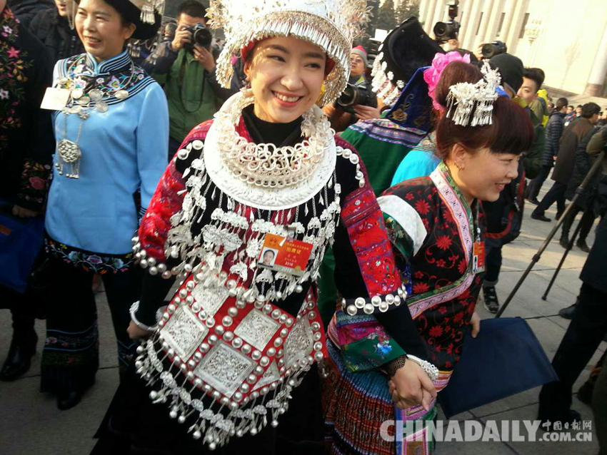 代表身著民族服裝出席人大開(kāi)幕會(huì)