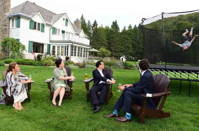 別忽視了李克強(qiáng)對小小特魯多的拍肩鼓勵