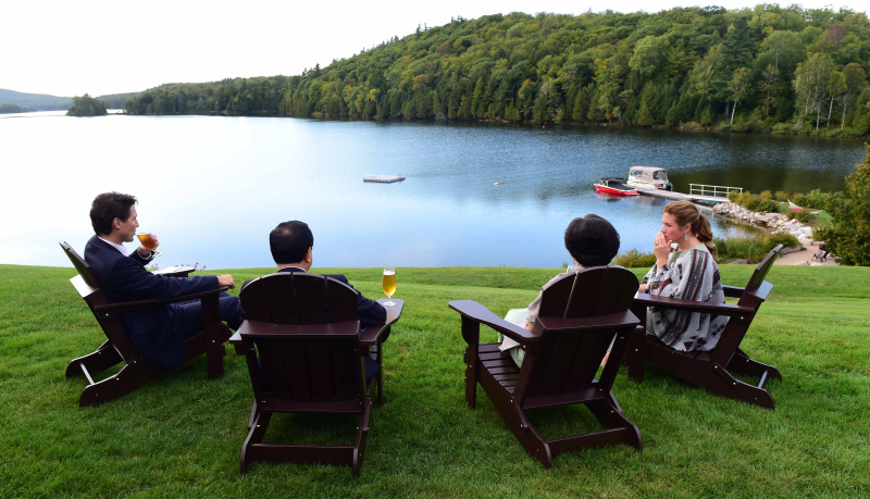 別忽視了李克強(qiáng)對小小特魯多的拍肩鼓勵