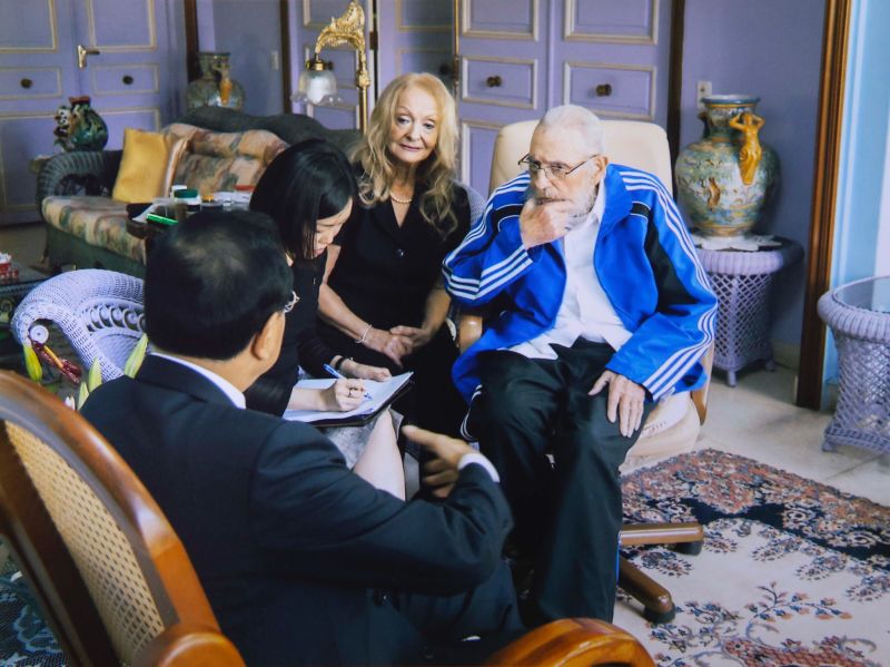 李克強看望古巴革命領袖菲德爾·卡斯特羅