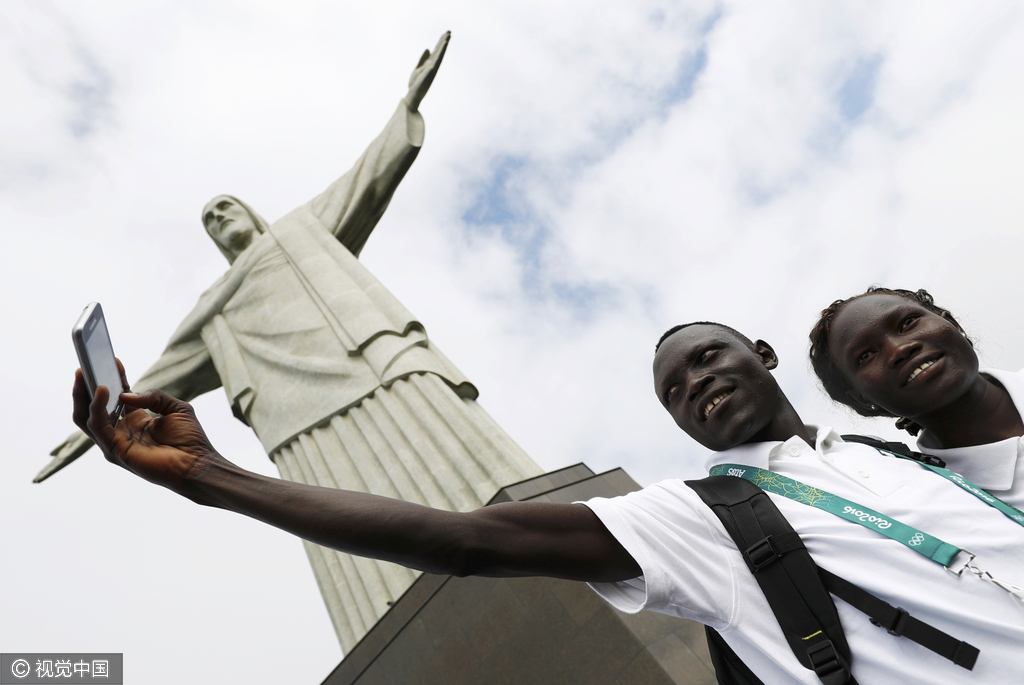 難民代表隊(duì)興致勃勃游里約 基督像受熱捧