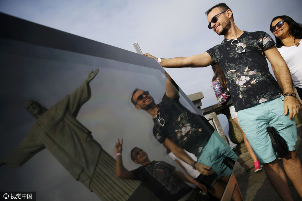 難民代表隊(duì)興致勃勃游里約 基督像受熱捧