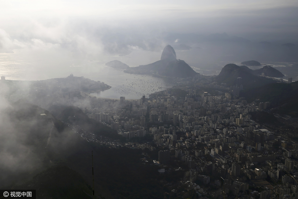 難民代表隊(duì)興致勃勃游里約 基督像受熱捧