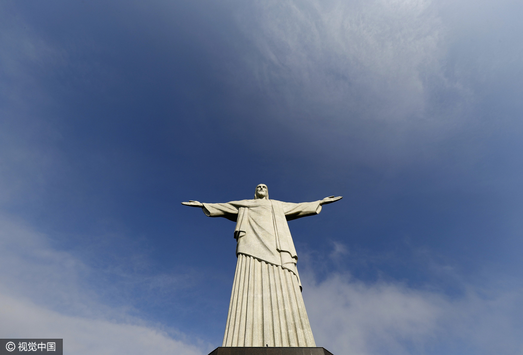 難民代表隊(duì)興致勃勃游里約 基督像受熱捧