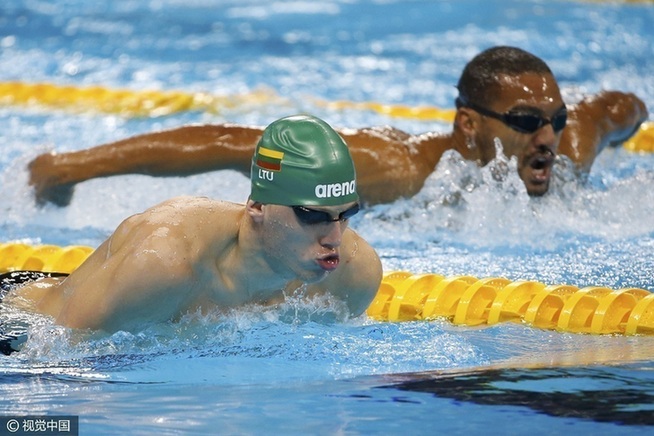 游泳健將賽前訓(xùn)練 水中自拍輕松備戰(zhàn)