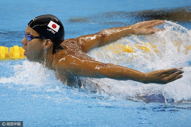 游泳健將賽前訓(xùn)練 水中自拍輕松備戰(zhàn)