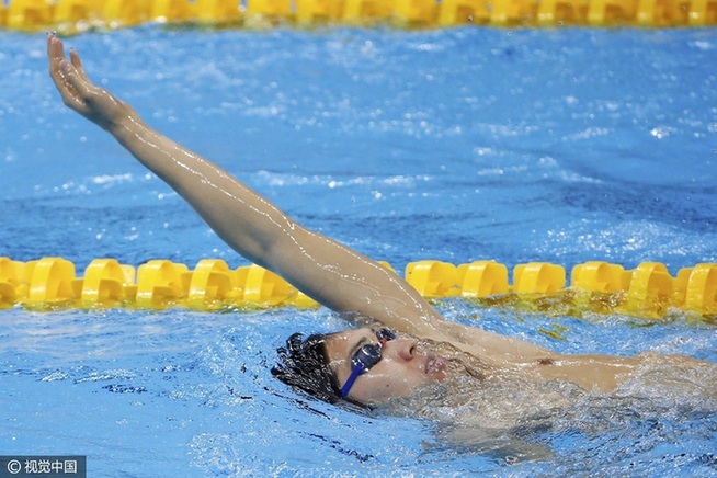 游泳健將賽前訓練 水中自拍輕松備戰