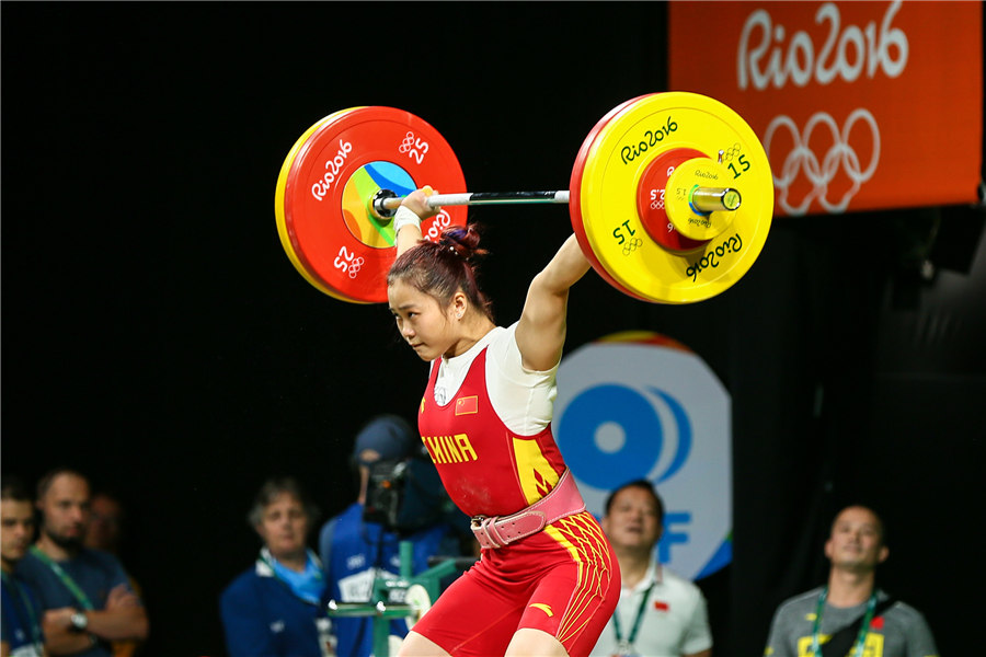女子舉重63公斤級：鄧薇兩破世界紀錄并奪冠