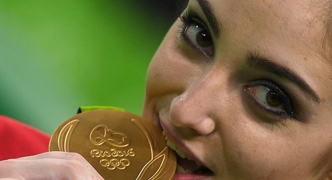 揭秘：奧運(yùn)獎(jiǎng)牌得主為何都咬獎(jiǎng)牌