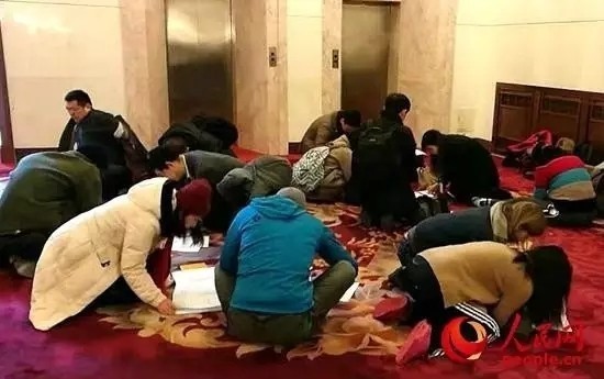 記者兩會24小時：帶著“溫度”的新聞是怎么產生的