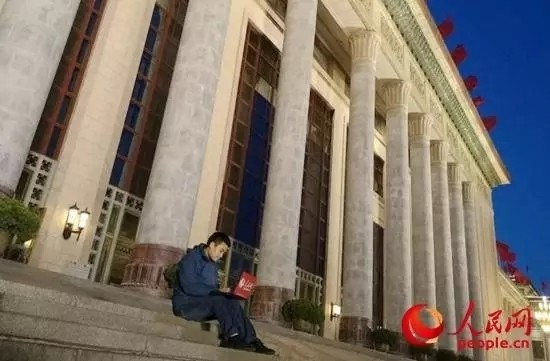 記者兩會24小時：帶著“溫度”的新聞是怎么產生的