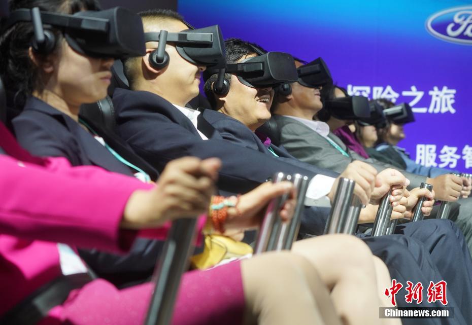 首屆進博會 參觀者用VR觀看汽車產品介紹