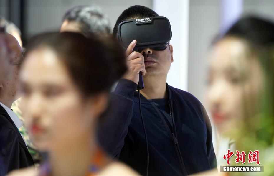 首屆進(jìn)博會 參觀者用VR觀看汽車產(chǎn)品介紹