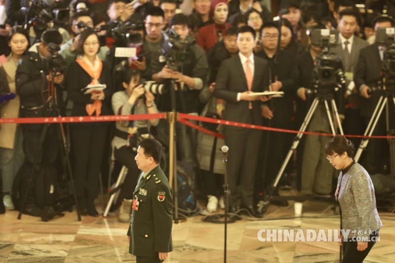 全國(guó)政協(xié)委員接受采訪