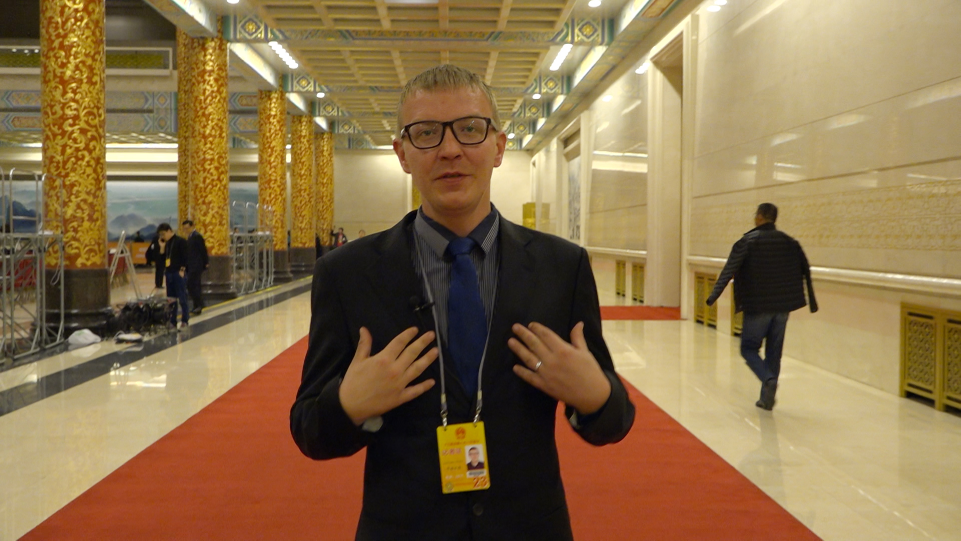 兩會(huì)代表委員秀英文！關(guān)于看病難他們有話說(shuō)丨艾瑞克跑兩會(huì)