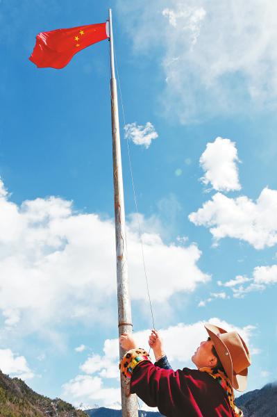 一個人的升旗儀式，61歲藏族老人堅持10年