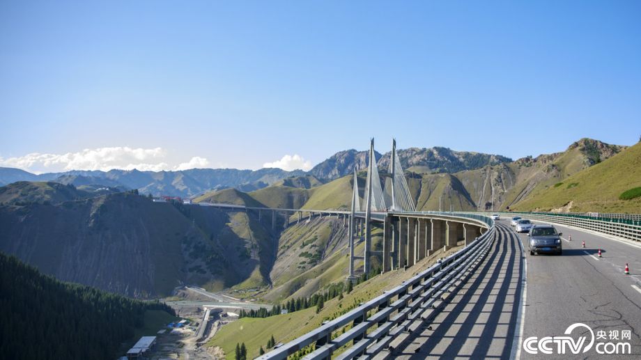 【新時(shí)代·幸福美麗新邊疆】在中國(guó)最長(zhǎng)高速公路邂逅新疆第一高橋