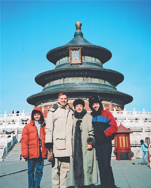 從陪同鄧小平觀看牛仔表演到擔任姚明律師：一個美國人與中國四十年的不解之緣