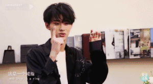 這位中戲?qū)W霸簡(jiǎn)直是全能選手，英文詩也讀得這么溜！丨愛豆詩集