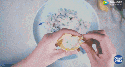 【學中文懂中國】英國小哥有點飄了，都敢和中國小姐姐比賽包餃子了！