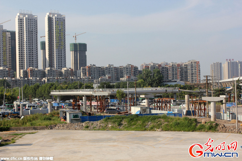 武漢一人行天橋遲遲未完工 影響出行被市民戲稱“斷頭”橋