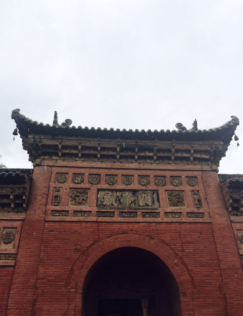 關公故里：秋雨中依舊游人如織