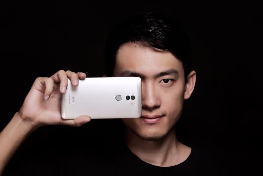 1999元 指紋識別+智慧雙攝 360奇酷手機旗艦版周二開售