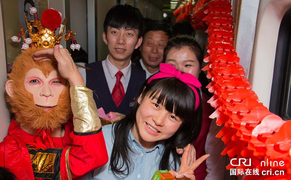 【網(wǎng)絡(luò)媒體走轉(zhuǎn)改】列車春晚鬧新春 溫暖回家過大年