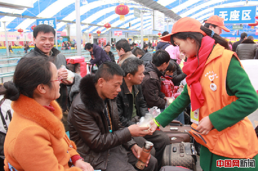 網絡媒體走轉改：快樂“鬧”元宵 溫暖出行路