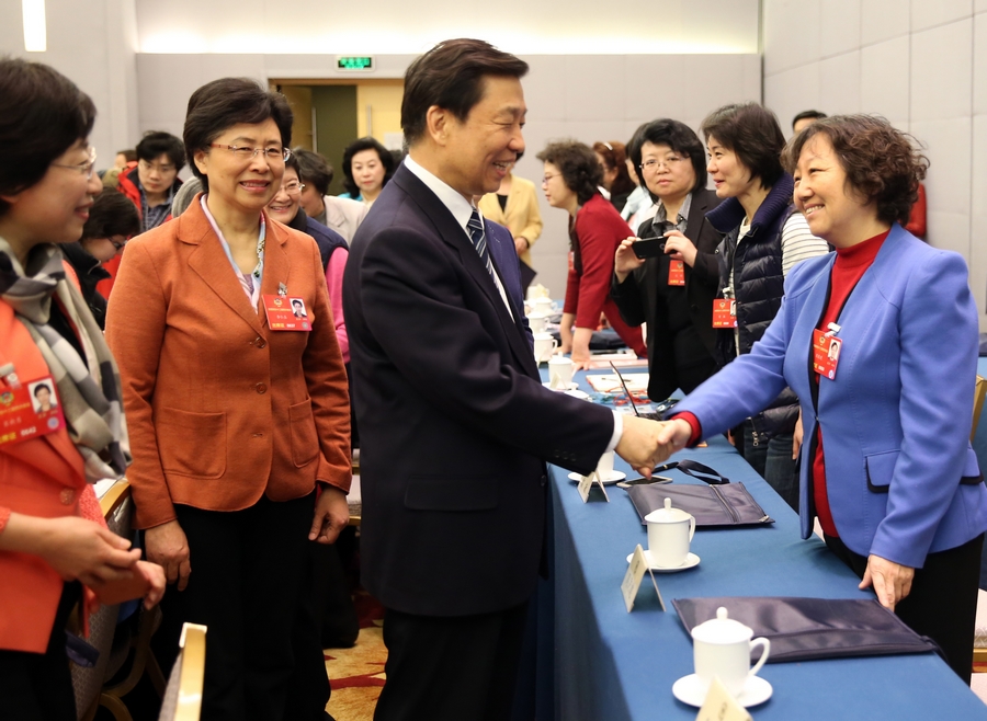 李源潮參加婦聯界別聯組討論 向女委員獻花