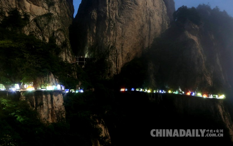 “驢友”組團千米懸空棧道扎帳過夜賞景練膽