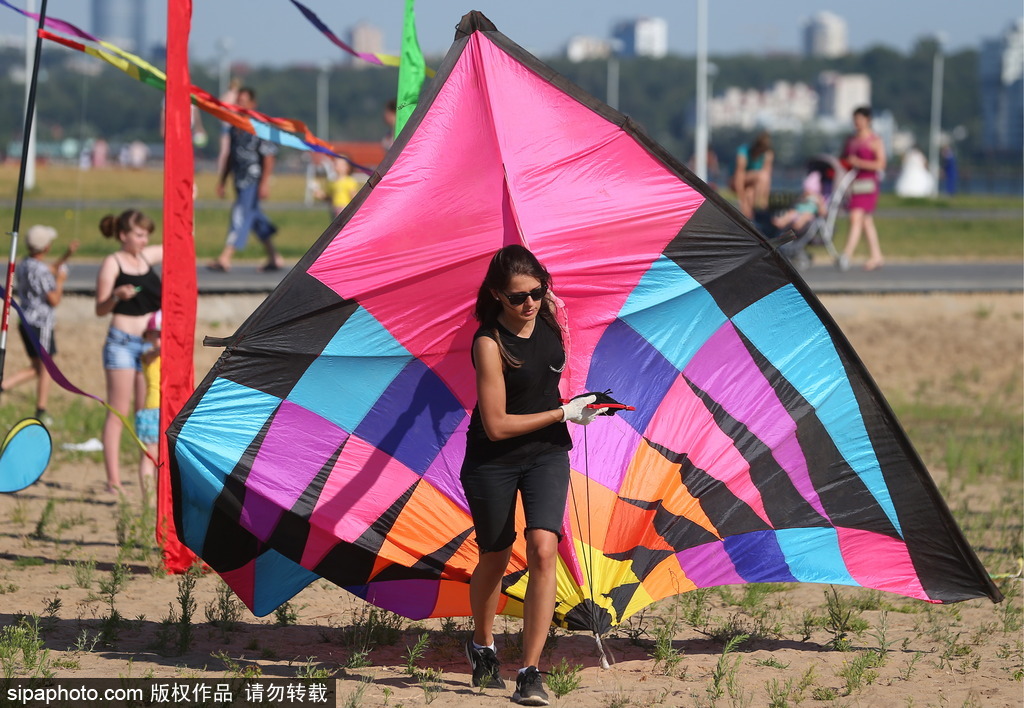 俄羅斯喀山風(fēng)箏節(jié) 追逐藍(lán)天童趣滿滿