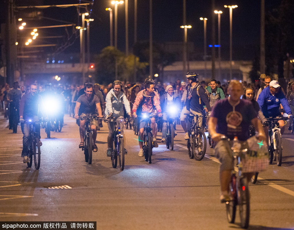 2016莫斯科夜騎活動 夜光酷炫自行車?yán)L(fēng)十足