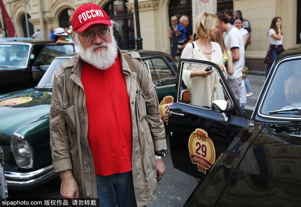 稀有古董車大集結(jié) 莫斯科舉行復(fù)古車游行