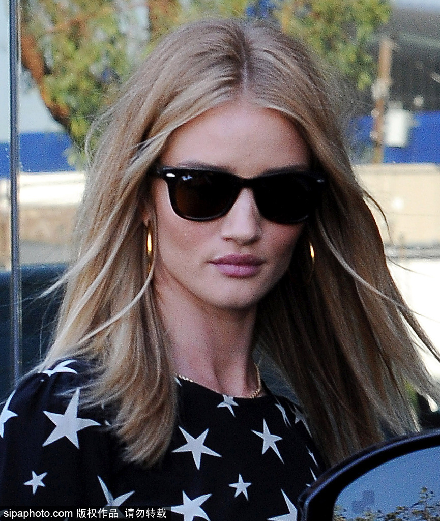 超模羅茜·漢丁頓·惠特莉穿黑色星星圖案露背裙現身