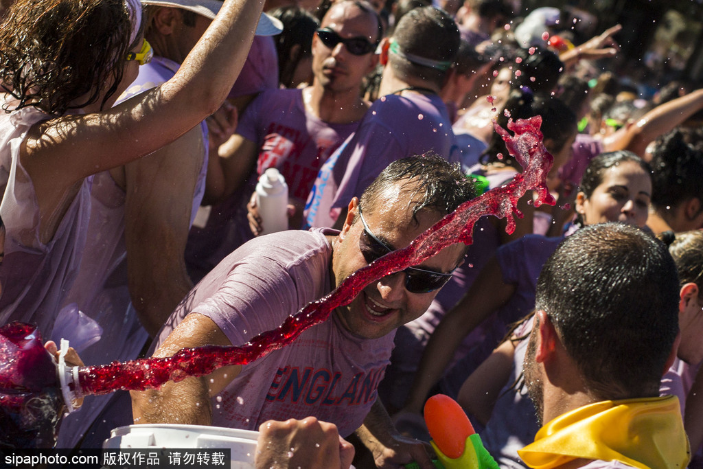 西班牙小鎮舉行“紅酒大戰” 上演紫色狂歡