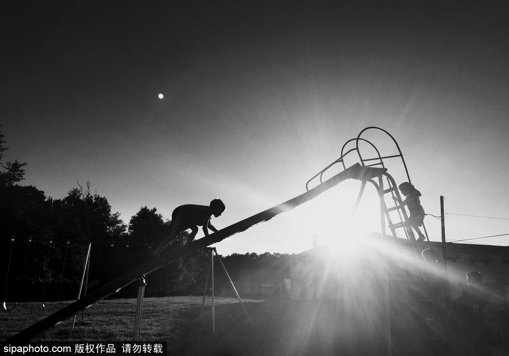 “童年不插電”系列經典攝影作品 童趣黑白最純粹