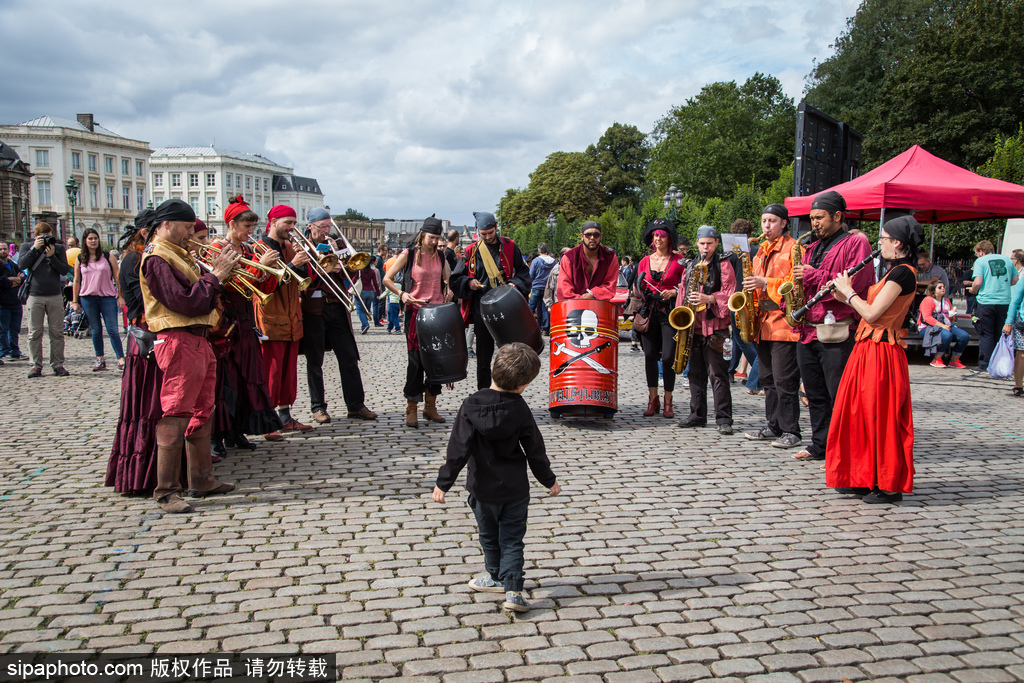 比利時(shí)動(dòng)漫節(jié)：帝國(guó)士兵霸氣現(xiàn)身地鐵站 各種超萌角色嗨不停