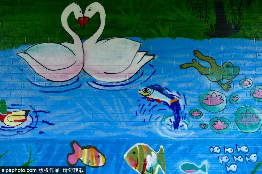 英國(guó)：卡通藝術(shù)作品亮相牛津運(yùn)河橋底 繽紛多彩趣味十足