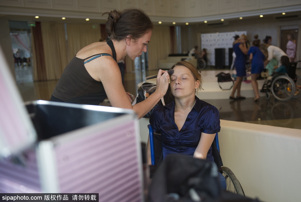 俄羅斯輪椅小姐選美大賽 身殘志堅展現別樣美麗