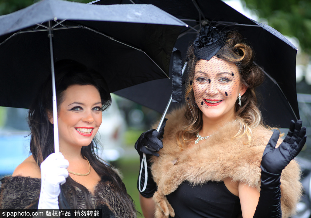 英古德伍德復(fù)古會 民眾復(fù)古裝搭配老爺車韻味十足