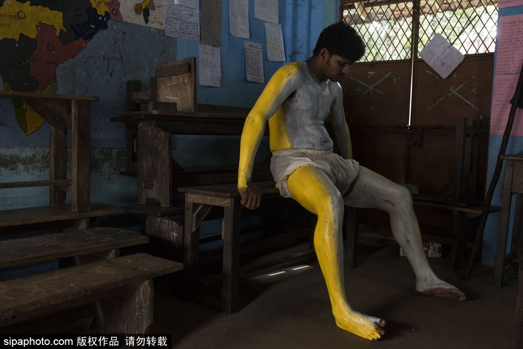 印度傳統虎舞的臺前幕后 表演者用顏料涂滿全身化身“猛虎”